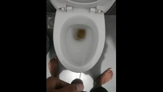 在我阿姨的浴室里撒尿