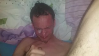 Худенький возбужденный подросток кончает на весь правый глаз (самостоятельное лицо)