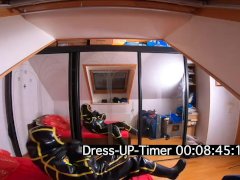 Wie lange es dauert in den aufblasbaren MD-Latex Cyborg Anzug zu kommen