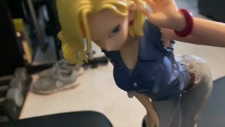 Android 18 动漫雕像的一名男子