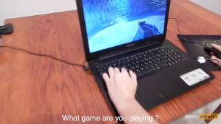 Tiener stiefzus geneukt tijdens het spelen van Counter-Strike
