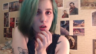 Застенчивая девушка дразнит вас своим сексуальным бельем