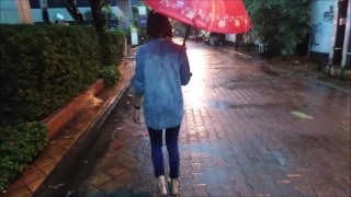 A piedi nudi che camminano in pubblico in città sotto la pioggia Feticismo del piede - Nina Yo