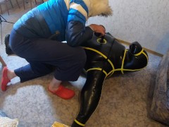 Aufblasen des MD-Latex Heavy Rubber Cyborg Anzuges