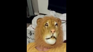 Hot león se masturba. 