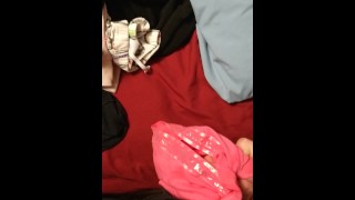 Cumming en ropa interior de mis compañeros de cuarto