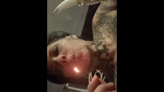 Ragazze tatuate che fumano
