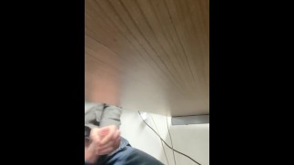 Unter dem Schreibtisch Arbeit Büro Wichsen masturbieren öffentliches Geheimnis