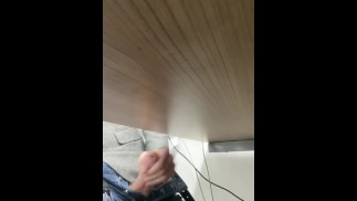 Рабочая мастурбация под столом - большой член дрочит в моем кабинете. Общественный