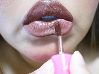 Pouty Lip Fetish Candid: Mettre Du Rouge à Lèvres et Du Gloss