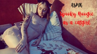 Асмр/Косплей: Маленькая милая кошечка мастурбирует на кровати