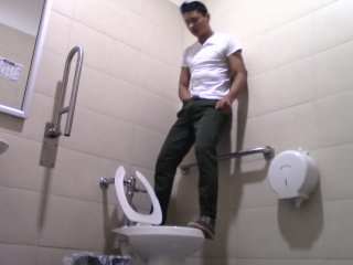 Se Sube a la Taza de un Baño Publico para que no lo Vean Jalandosela