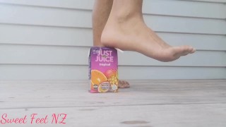 Juice Box Crush com os pés