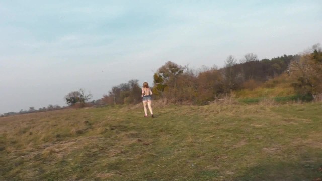 Nacktsport. Nackte Frau Trainiert Außerhalb Des Hauses MILF Nackt in Der Öffentlichkeit Outdoor