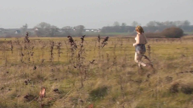 Nacktsport. Nackte Frau Trainiert Außerhalb Des Hauses MILF Nackt in Der Öffentlichkeit Outdoor