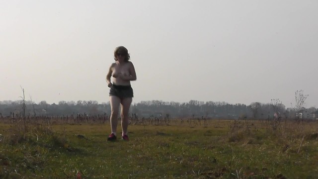 Nacktsport. Nackte Frau Trainiert Außerhalb Des Hauses MILF Nackt in Der Öffentlichkeit Outdoor