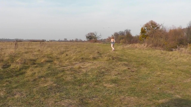 Nacktsport. Nackte Frau Trainiert Außerhalb Des Hauses MILF Nackt in Der Öffentlichkeit Outdoor