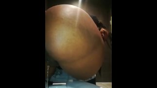 Sexy Ebenholz, das die öffentliche Toilette in McDonalds benutzt, um eine Pisse / Fetisch-Liebhaber zu nehmen. Onlyfans/Schicksal8336 