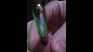 Девственница засовывает металлический стержень в мочевой пузырь