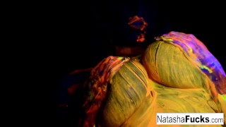 Грудастая Наташа Найс Снимает Веселое И Сексуальное Видео С Черным Светом