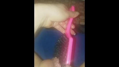 Grosse brosse à cheveux dans les poils de chatte côté vers le haut ! 