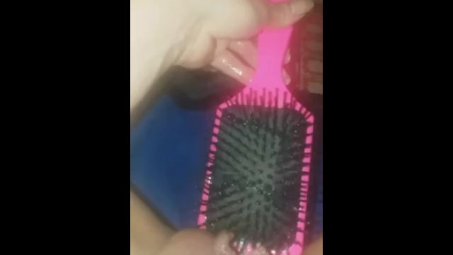 Большая расческа в киске щетиной вверх!