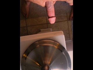 Род Риго дважды сжимает свой член обеими руками, предупреждая милфу об этом