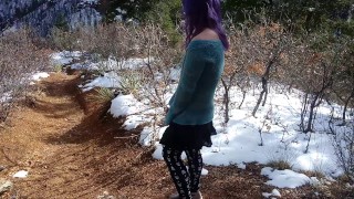 Transgirl Meando En Público En Un Sendero Nevado
