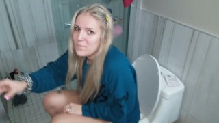 schattig meisje pist lang en hard in toilet 