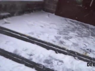 Debt4k. Camarera sexy de pelo largo devuelve dinero usando