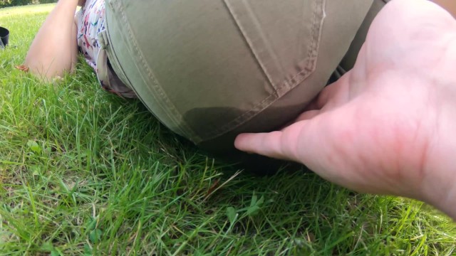 野外で可愛い外国人がズボンにおもらしをしちゃうw