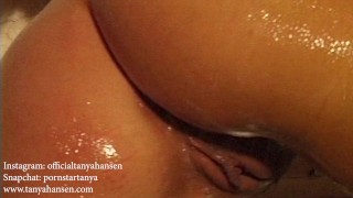 Tanya Hansen 在淋浴时玩弄她性感的身体和湿猫