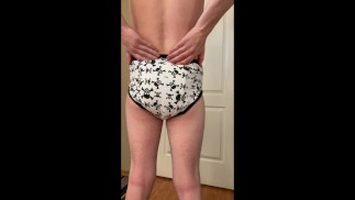 Папа заливает тренировочные штаны