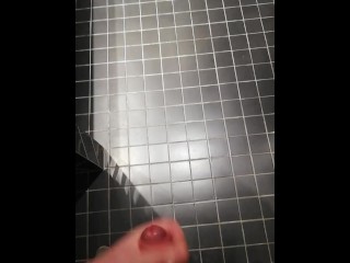 Masturbándose En un Baño Público