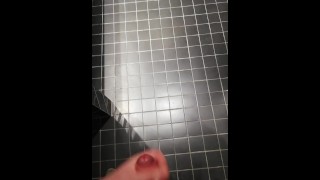 Masturberen in een openbare badkamer