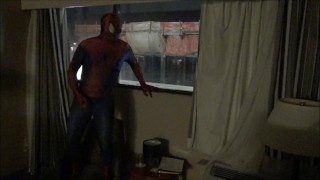 Homem-aranha se masturbando assistindo trabalhadores da construção da janela de seu hotel