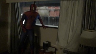 Spiderman wichst und beobachtet Bauarbeiter aus seinem Hotelfenster