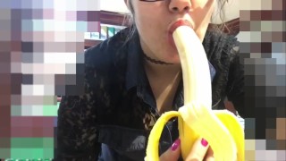 Deepthroating uma banana longa.