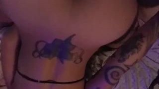 Minha esposa tatuada de bunda sexy fazendo a coisa dela de novo!!!
