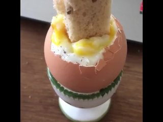Cet oeuf se fait remplir par une bonne mouillette bien montée
