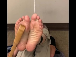Связанные ноги сами себя щекочут