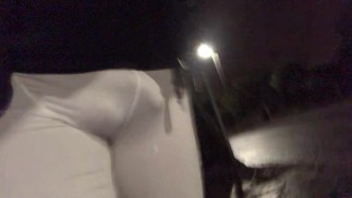 поздний вечер - прогулка домой после тренажерного зала в компрессионных шортах