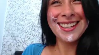 Morena animadora webcam chica falsifica corrida facial
