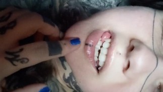 Najbardziej chichoczący wytatuowany duży cycek gra z rozdwojonym językiem