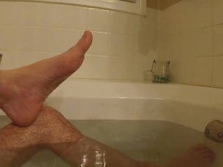 Брею ноги в ванне