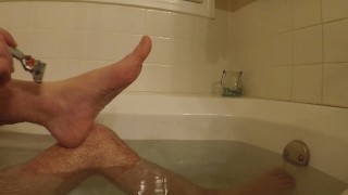 Afeitando mis pies en la bañera