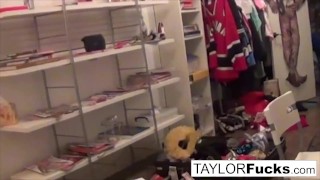 Taylor Shows Off those Amazing Tits