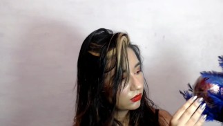 Поглаживание шаров с перьями