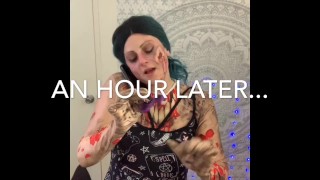 Zombie Babe unboxt een sekswerk weggeefpakket en pronkt met goth-kleding