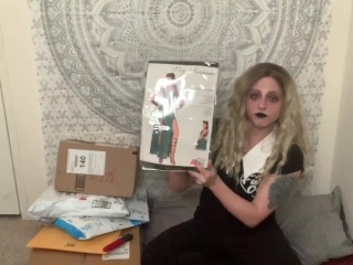 Goth Camgirl Unboxes Sexy Benodigdheden Voor Pasen Cam Show
